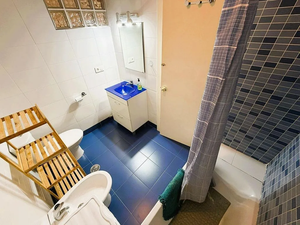 Vannitoad - City Centre Apartment with Balcony in Sagrario