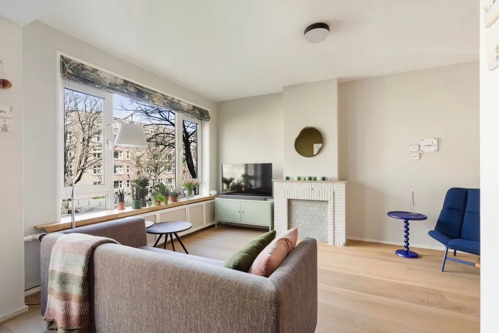Séjour - 1940s Apartment with South-Facing Balcony in Blijdorp