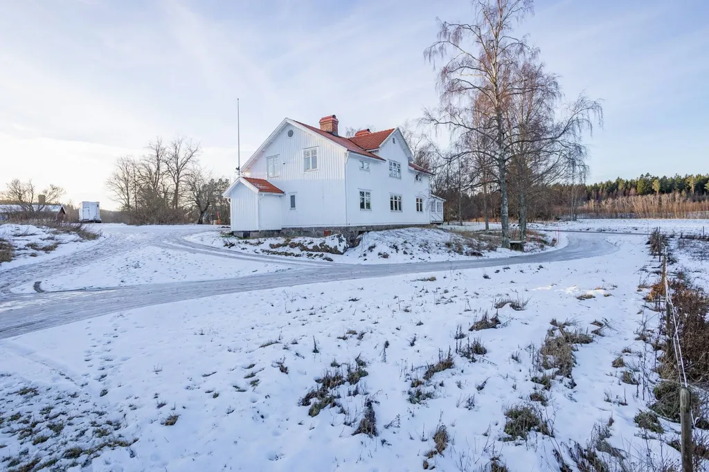 Exterior - Well-Maintained Farmhouse with Stables in Västernorrland