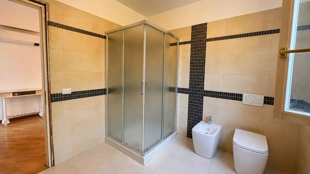 Bagni - Villa Portion with Garden in Modena