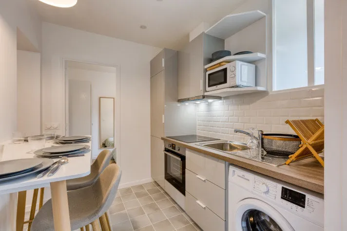 Cuisine - Appartement T4 Meublé avec Vue Dégagée au 14ème Arrondissement