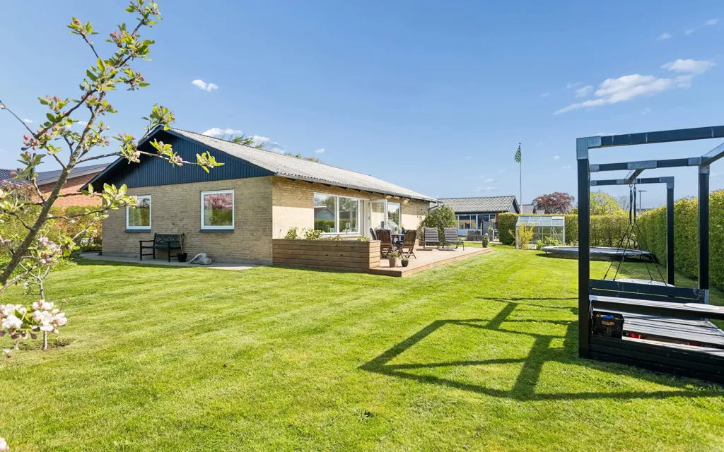 Aed - Modernised Villa with Garden in Mejrup