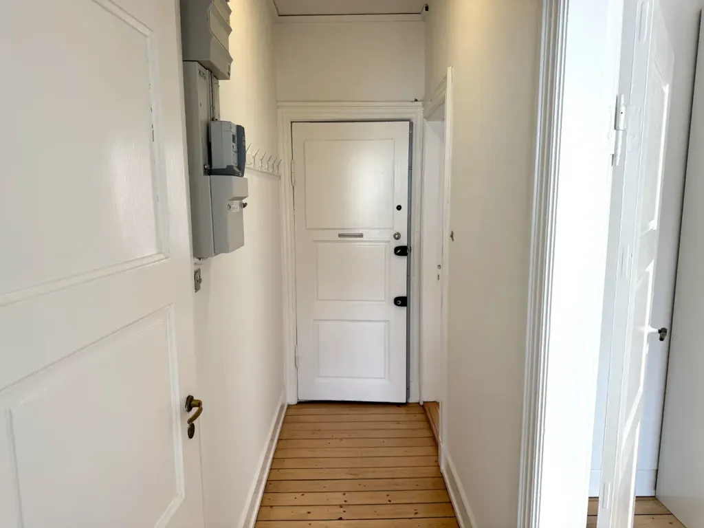 Hallway - 2-Bedroom Apartment with High Ceilings in Aalborg