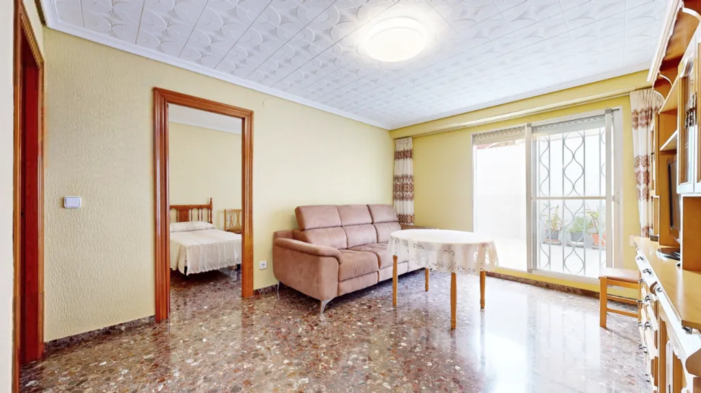 Elutuba - Two-in-One Property with Terrace in Torrent