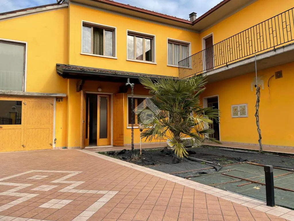 Aed - Independent House with Commercial Space in Leno