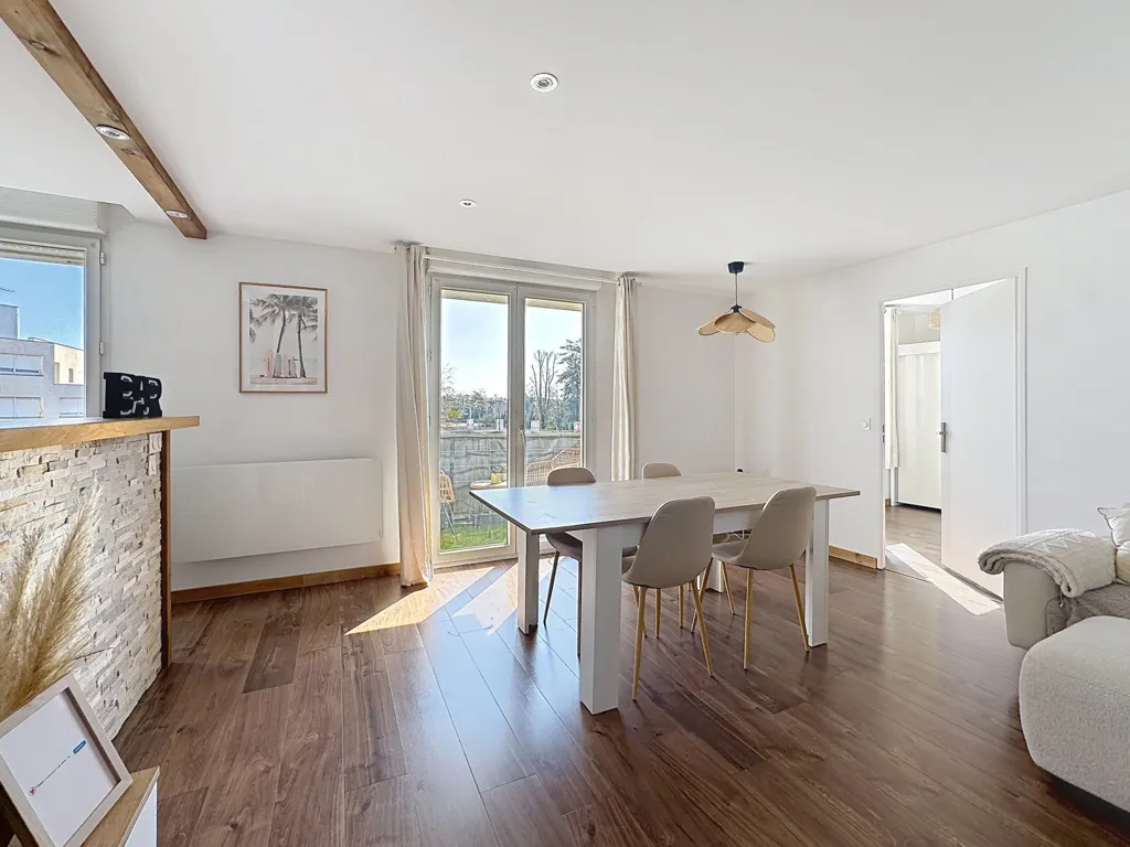 Soggiorno - Renovated Flat with Balcony in Décines-Charpieu