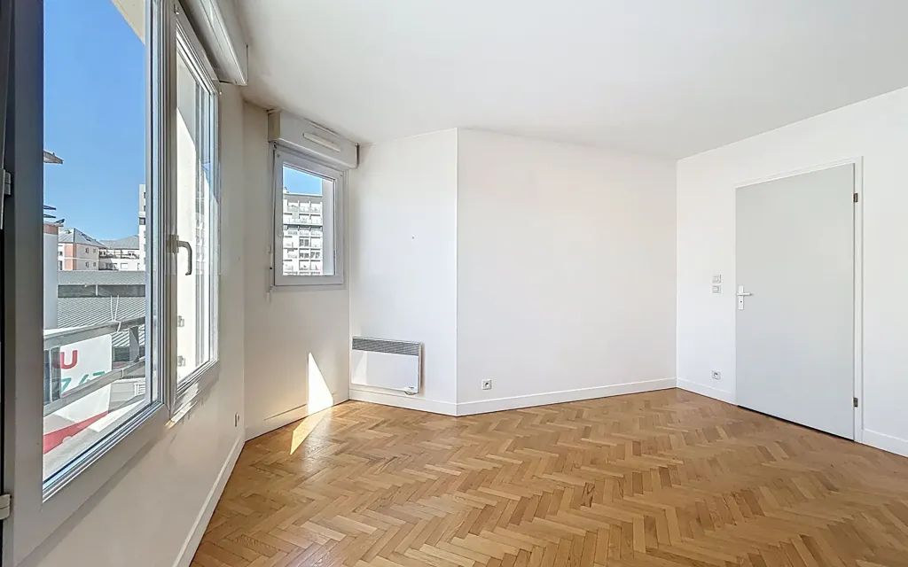 Toad - Studio with Balcony in Suresnes Centre