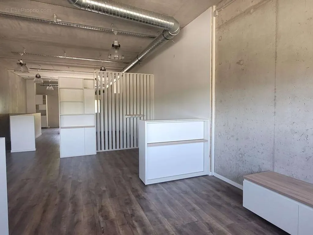 Bureau - Local d'Activités avec Parking à Poisy