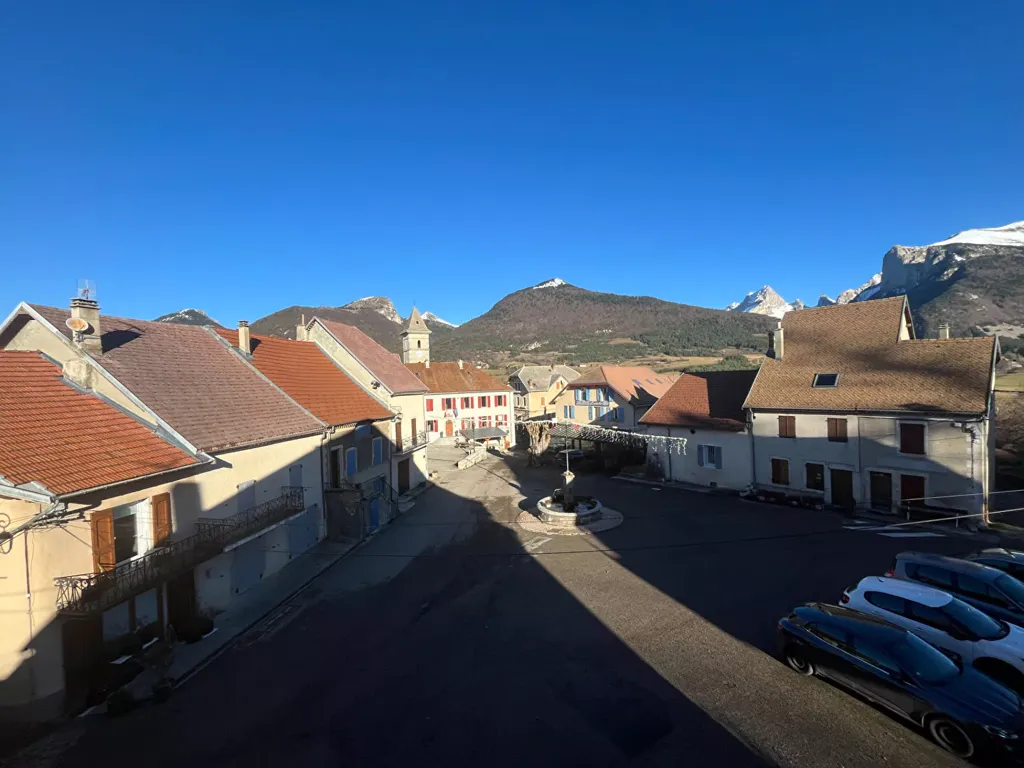 Balcon - Appartement 3 Pièces avec Vue sur Place à Lus-la-Croix-Haute