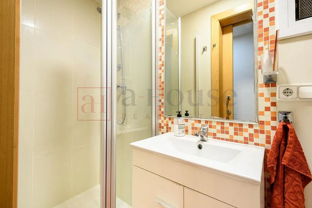 Vannitoad - Luxury Flat with Northwest Views in El Clot, Barcelona
