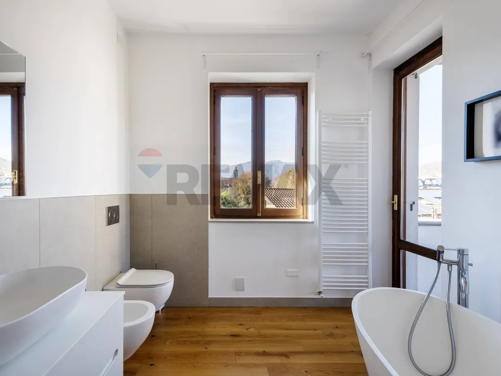 Salles de bain - Modern Penthouse with Lake View in Verbania