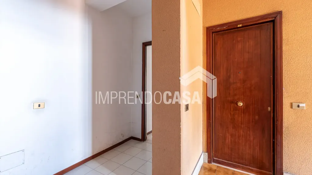 Esik - Trilocale with Balcony View in Palermo