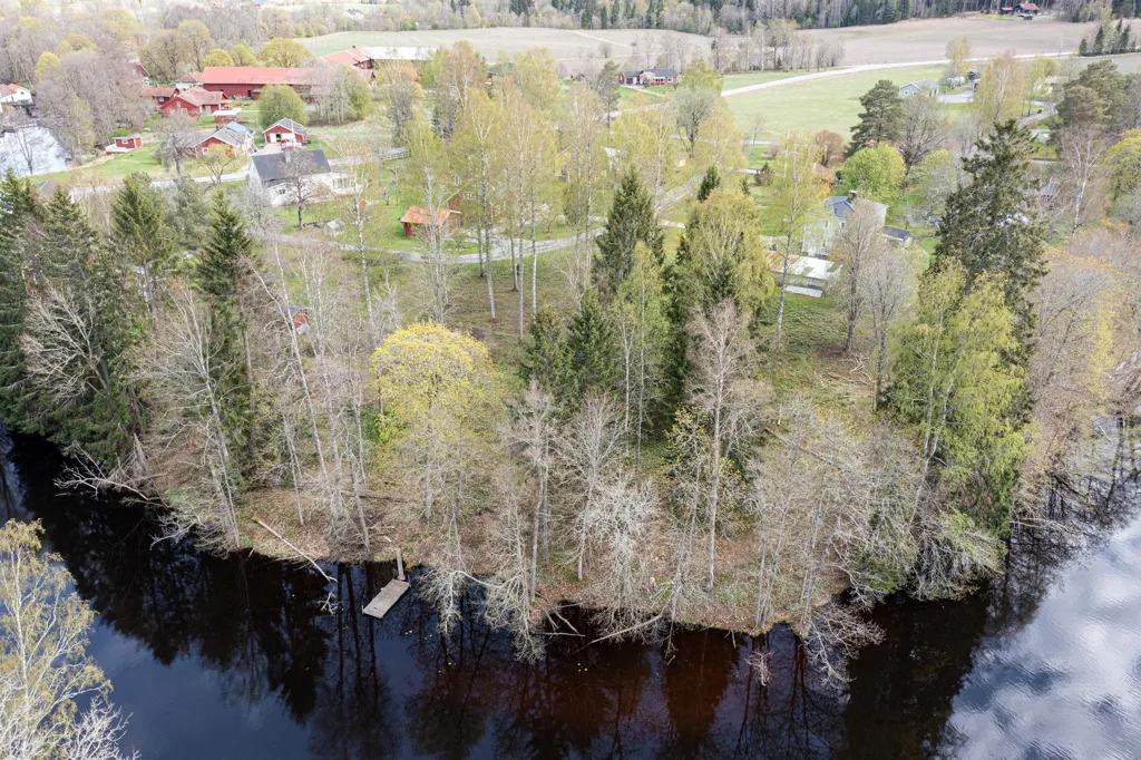 Õhuvaade - Buildable Plot with Riverfront in Skinnskatteberg