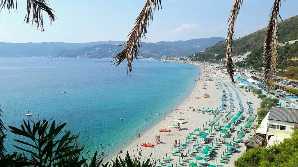 Seafront Bilocale with Garden in Finale Ligure