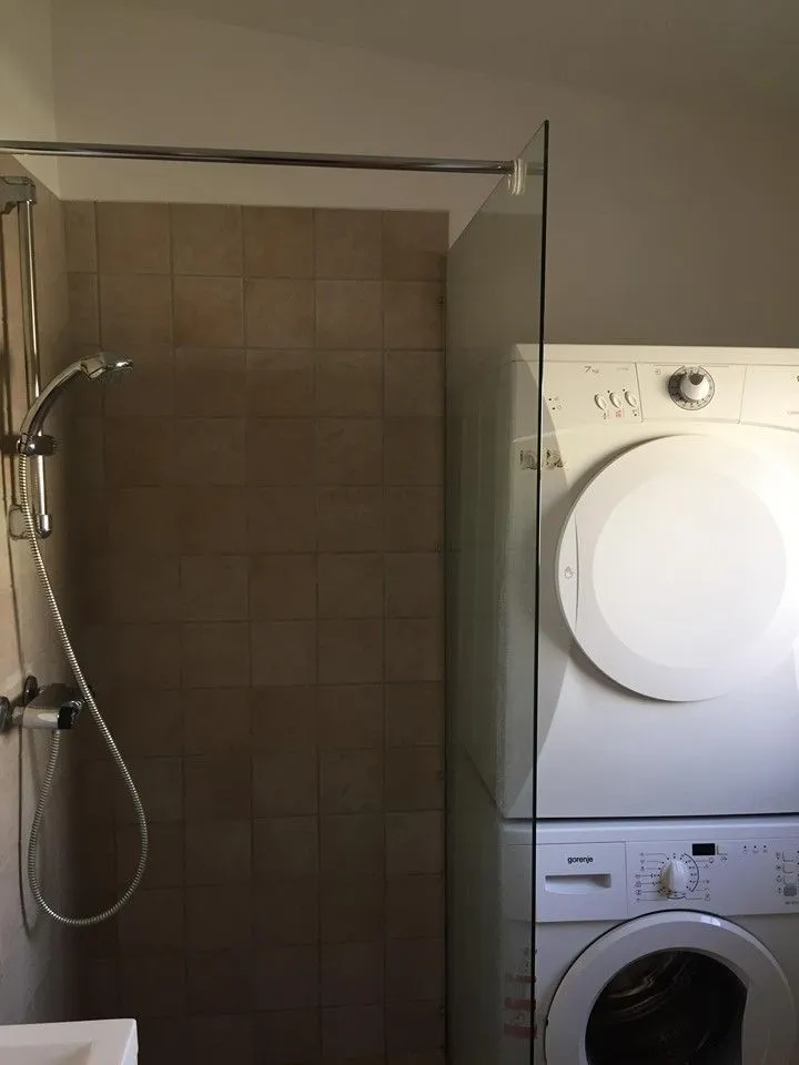 Salles de bain - Cozy 2-Bedroom Apartment in Smaller Property