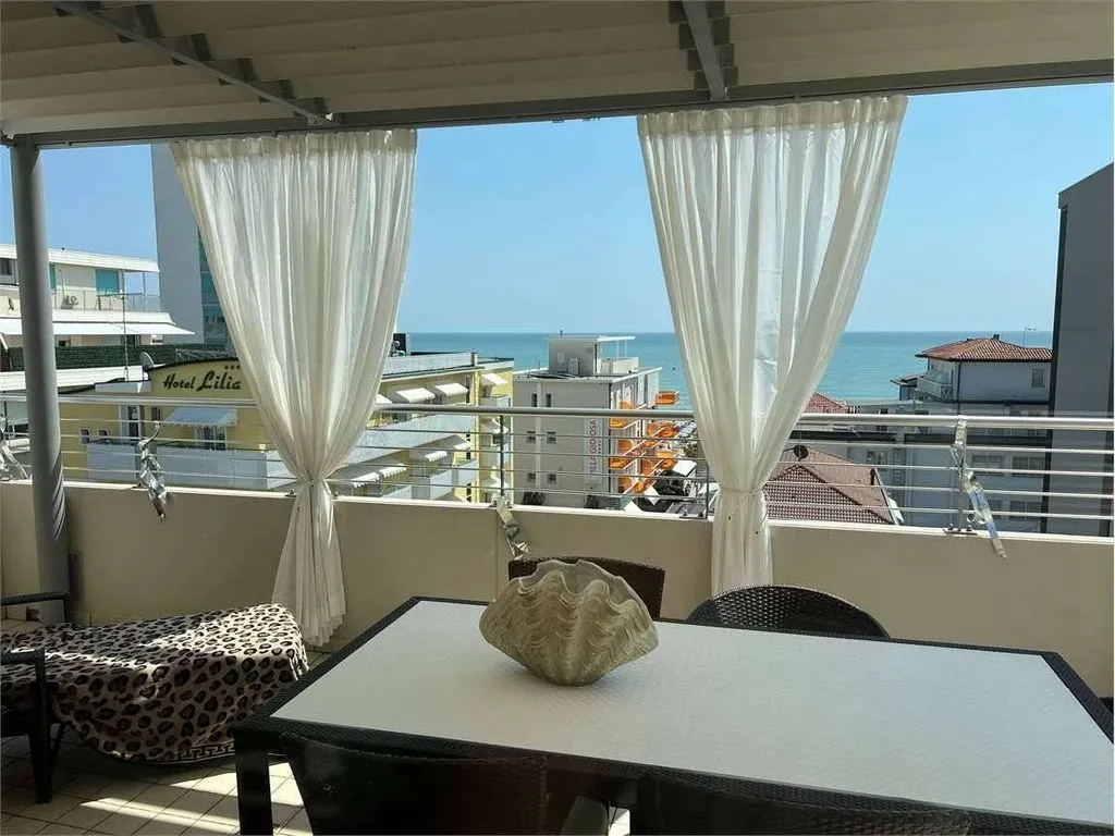 Rõdu - Luxury Penthouse with Sea View in Jesolo