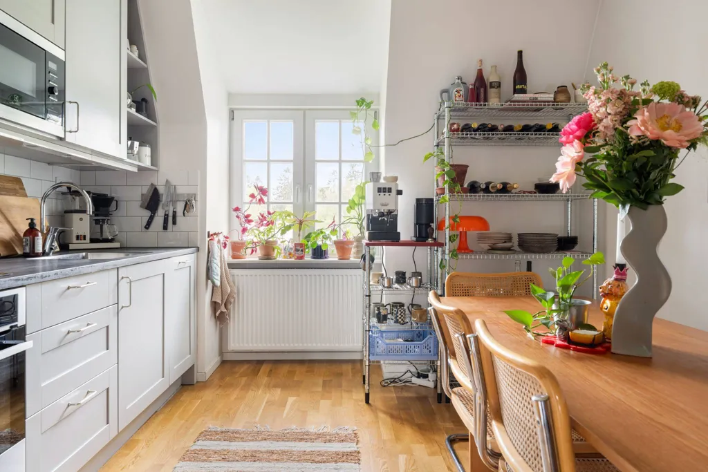 Cuisine - Charming Two-Bedroom Apartment with Fireplace in Enskede