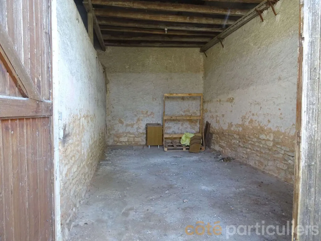 Garage - Maison avec Cour et Dépendances à Lignières