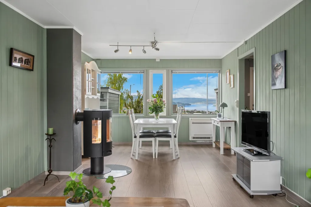 Séjour - Modernised Terraced House with Mjøsa View in Gjøvik
