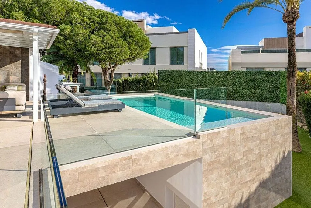 Piscine - Traditional Chalet with Pool in Las Chapas, Marbella