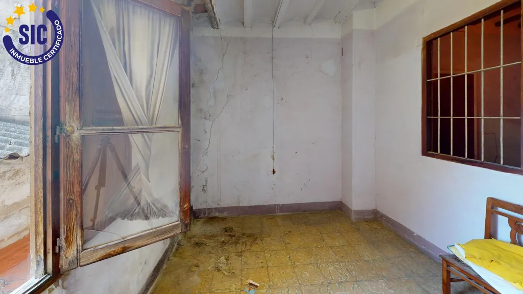 Pièces - Three-Storey House for Restoration in Castellón Centre