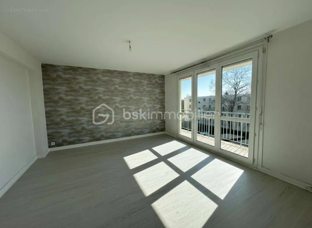Pièces - Appartement Rénové avec Balcon à Dernier Étage