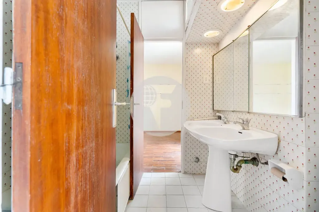 Bathrooms - Spacious Flat with Terrace in Exclusive Barcelona