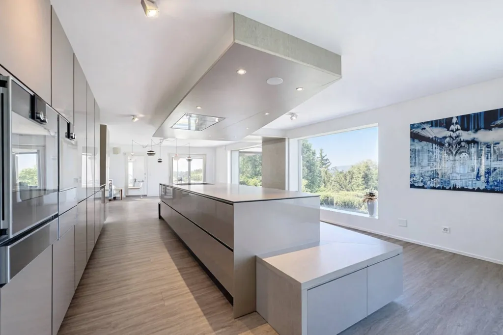 Köök - Modern Villa with Lake View in Residential Area
