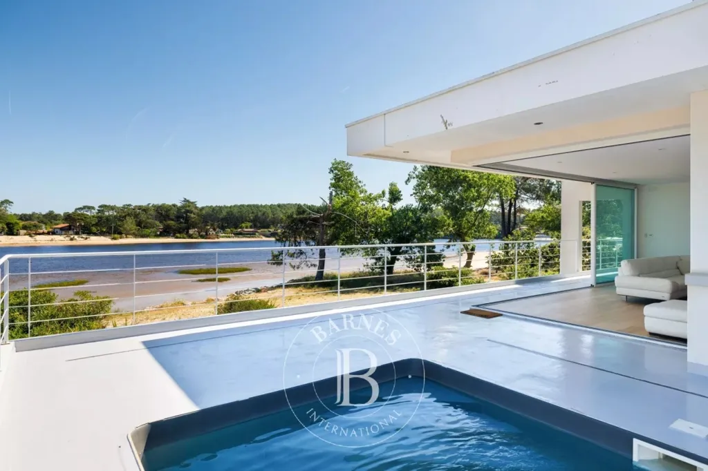 Pool - Villa with Panoramic Water View in Mimisan