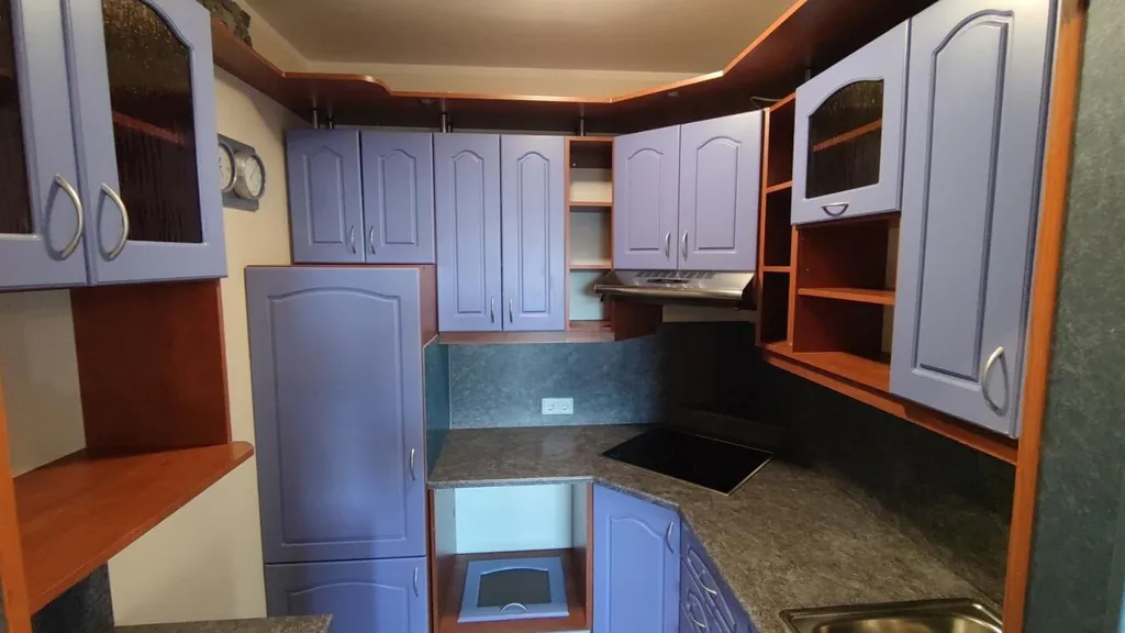 Cuisine - Two-Bedroom Apartment with Balcony in Central Location