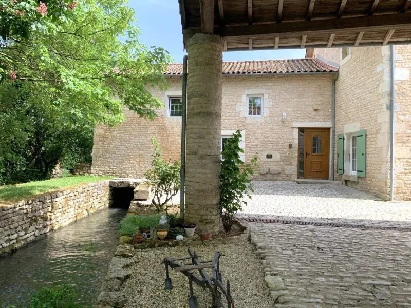 Jardin - Moulin Rénové avec Piscine et Parc près de Niort