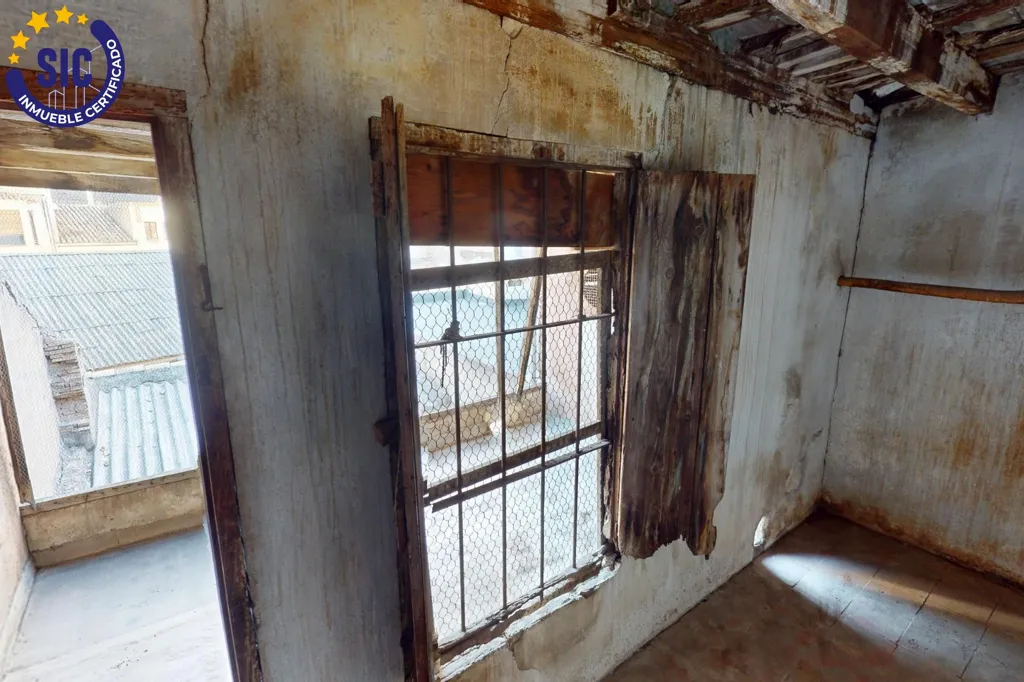 Pièces - Three-Storey House for Restoration in Castellón Centre