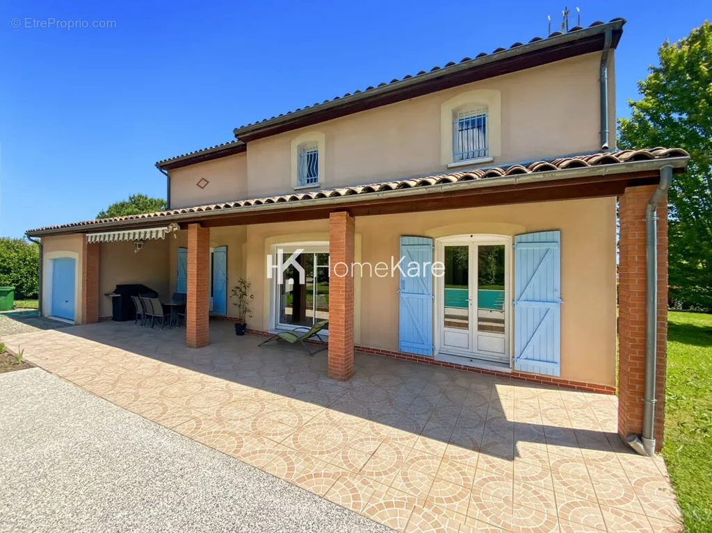 Extérieur - Maison avec Piscine et Garage à Merville