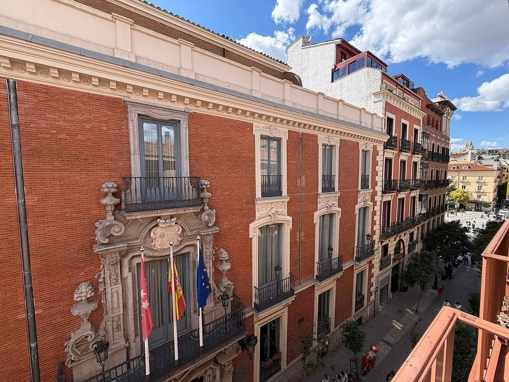 Rõdu - Ample Apartment with Balcony in Cortes - Huertas