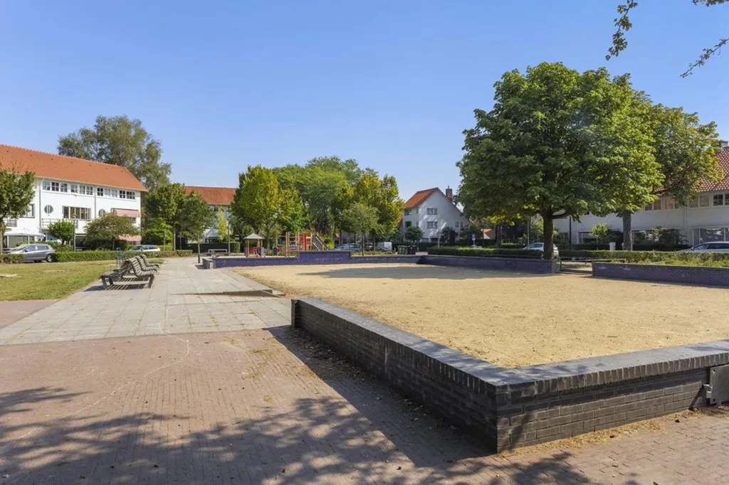 Corner House with Jacuzzi in Eindhoven