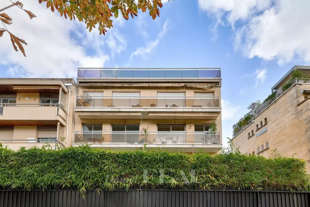 Exterior - 2-Bed Apartment with Balconies in Daumesnil