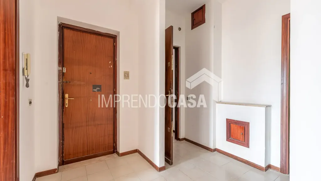 Esik - Trilocale with Balcony View in Palermo
