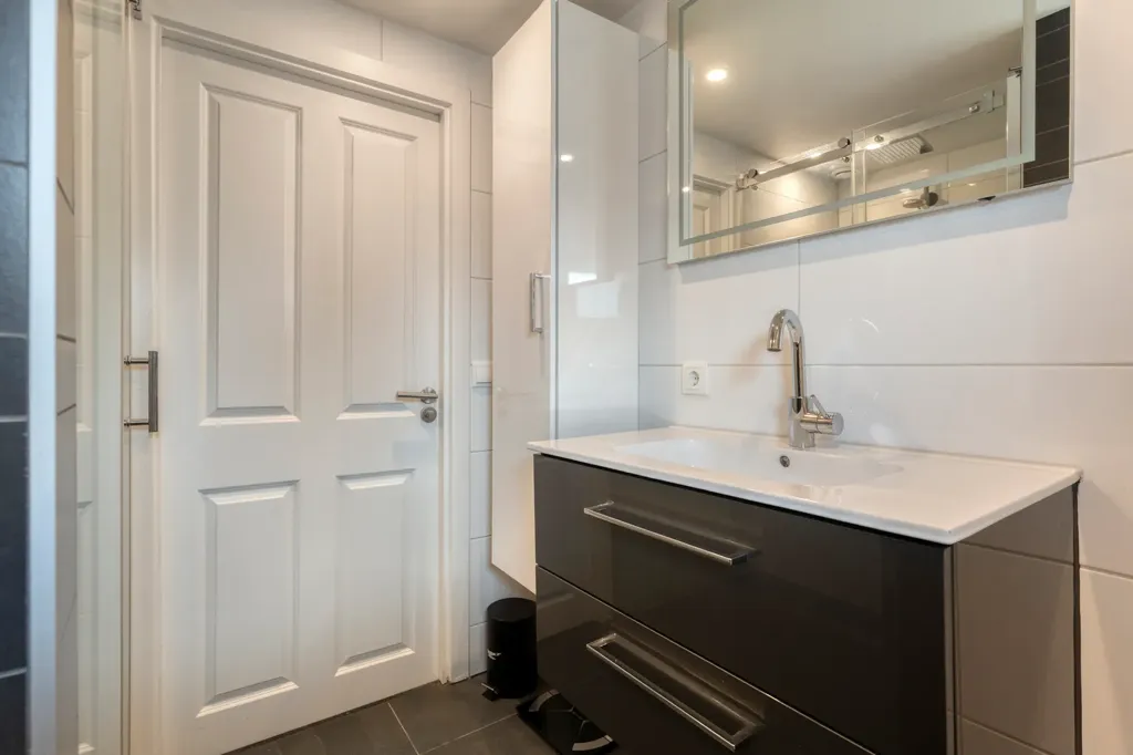 Salles de bain - Modernised Semi-detached House in Lutten