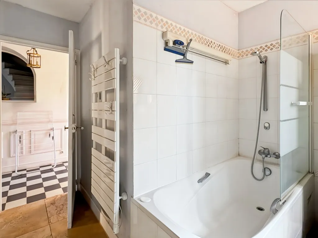 Bathrooms - Character Provençal House with Pool in Château-Gombert