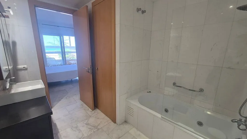 Vannitoad - Seafront Apartment with Terrace in El Coll d'en Rabassa