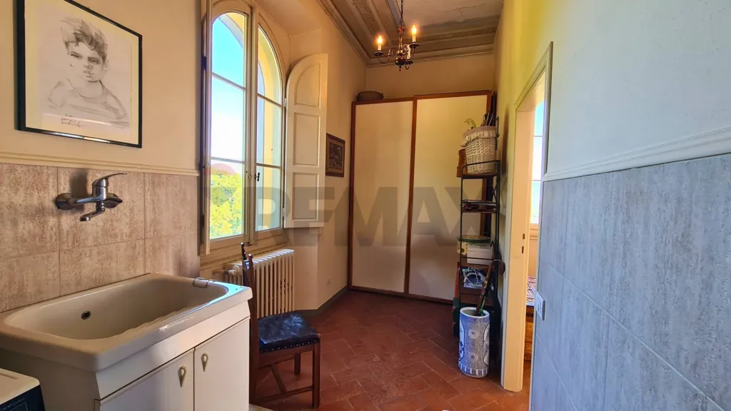 Salles de bain - Historic Villa with Panoramic Terrace in Lastra a Signa