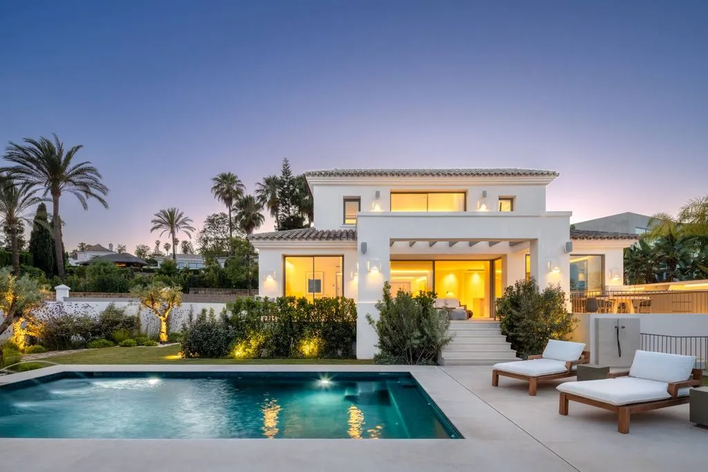 Piscine - Mediterranean Villa with Mountain Views in Marbella