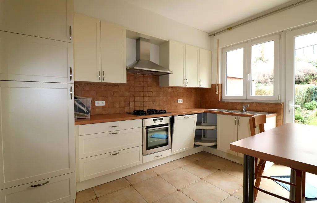 Cuisine - Maison avec terrasse et jardin à Auderghem