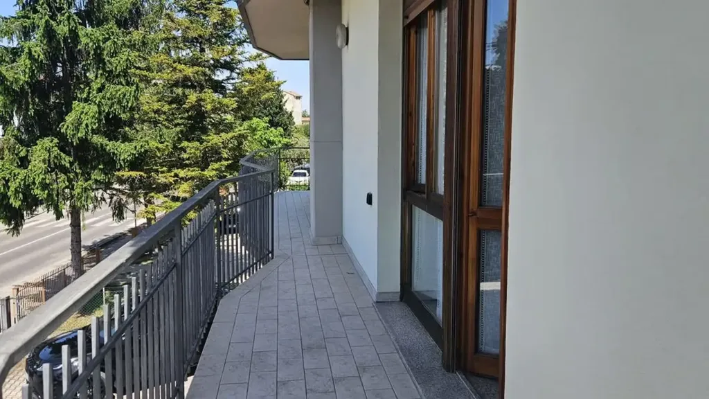 Rõdu - Four-Room Apartment with Terrace in Forlì