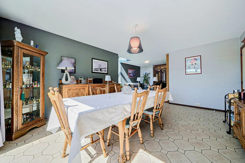 Salle à manger - Villa Familiale avec Piscine à Cornesse