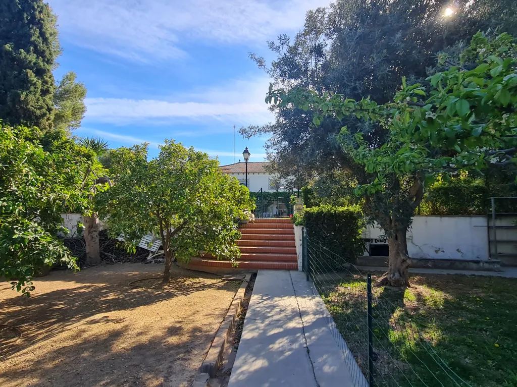 Jardin - Señorial Chalet for Renovation with Pool in La Cañada