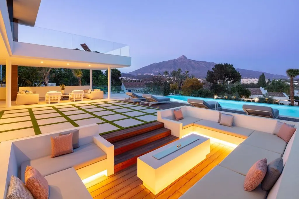 Piscine - Luxury Villa with Infinity Pool in Nueva Andalucia