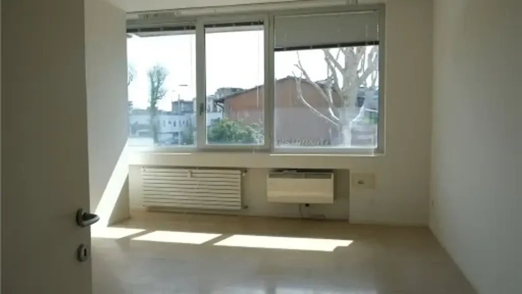 Pièces - 2-Bedroom Apartment with Balcony in Florence