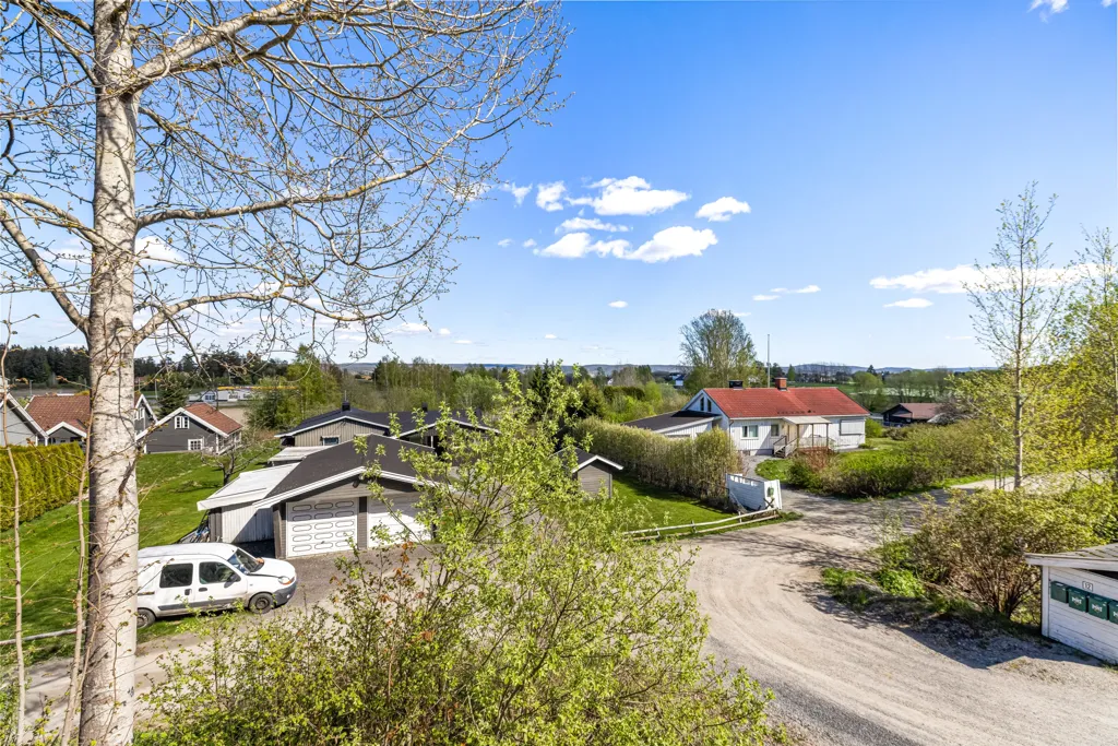 Õhuvaade - Well-Maintained 3-Bed Flat with Garage in Family-Friendly Area