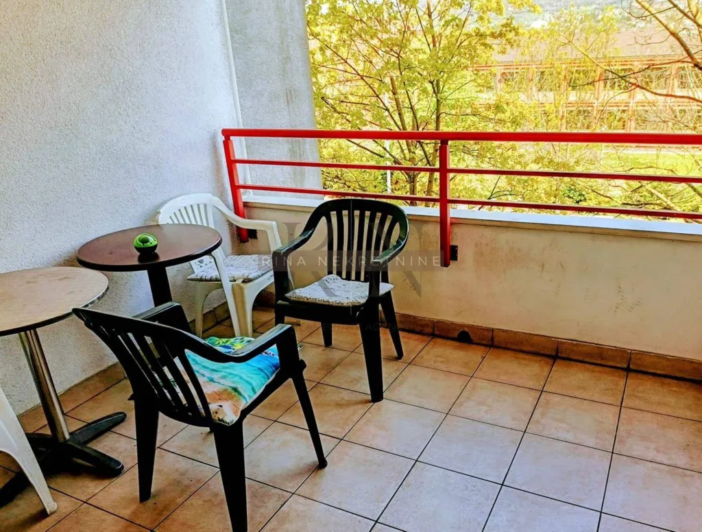 Balcony - Spacious Three-Bedroom Flat with Balcony in Stenjevec